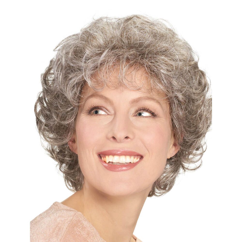 Graumelierte Perücke mit Locken, leicht schräg. Frau mit hellem Oberteil. Weißer Hintergrund.
