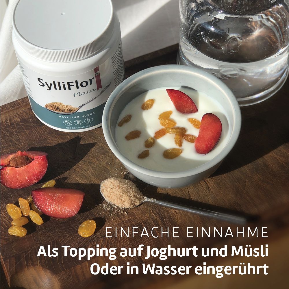 Produktglas SylliFlor plain neben Schüssel mit Joghurt, Pflaumen und Rosinen. Text: Einfache Einnahme.