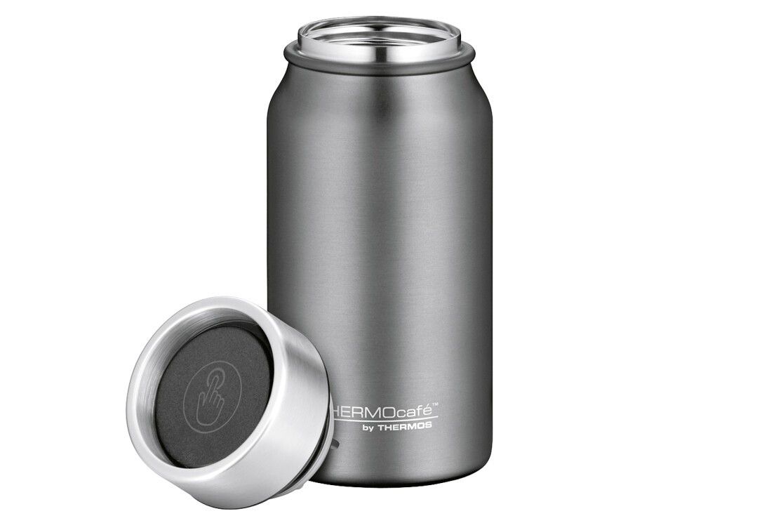 Grauer THERMOcafe Trinkbecher mit abgenommenem Deckel. Deckel mit schwarzem Einsatz und Touch-Symbol. Marke THERMOcafe.