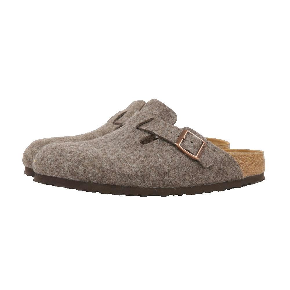 Zoccoli Birkenstock in feltro marrone. Fibbia e plantare in sughero. Vista laterale.