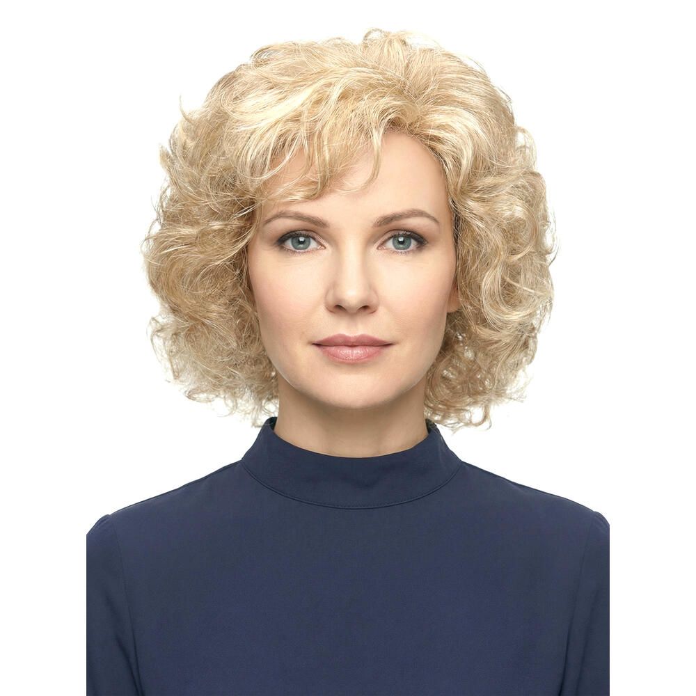 Blonde Perücke mit Locken, frontal. Frau mit blauem Oberteil. Hintergrund weiß.