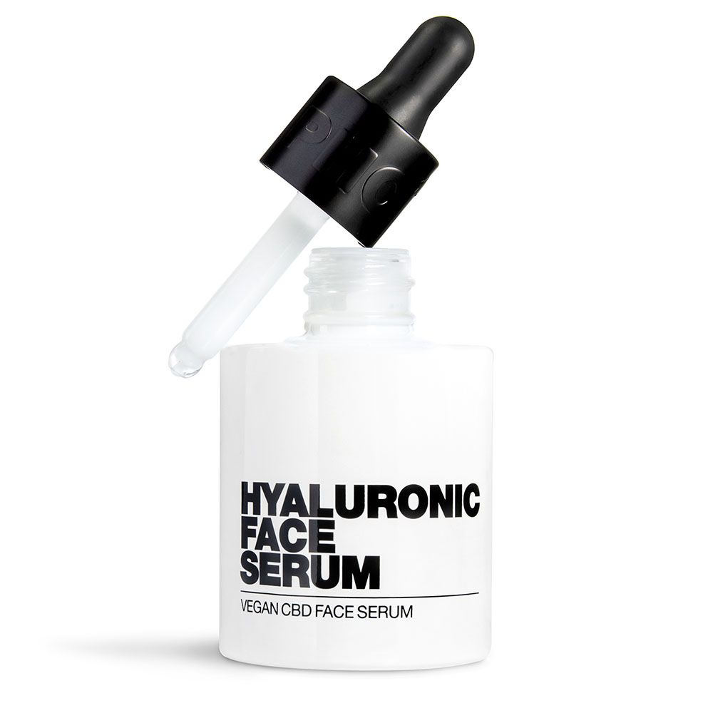 Weiße Flasche mit geöffnetem Deckel und Pipette. Aufschrift: HYALURONIC FACE SERUM. Vegan CBD Face Serum.