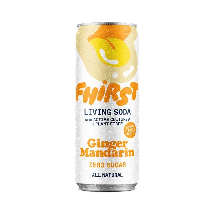 Zylinderdose mit FHIRST Living Soda Ginger-Mandarin-Etikett. Enthält Text: Zero Sugar, All Natural. Gelb-orangefarbene Illustration.