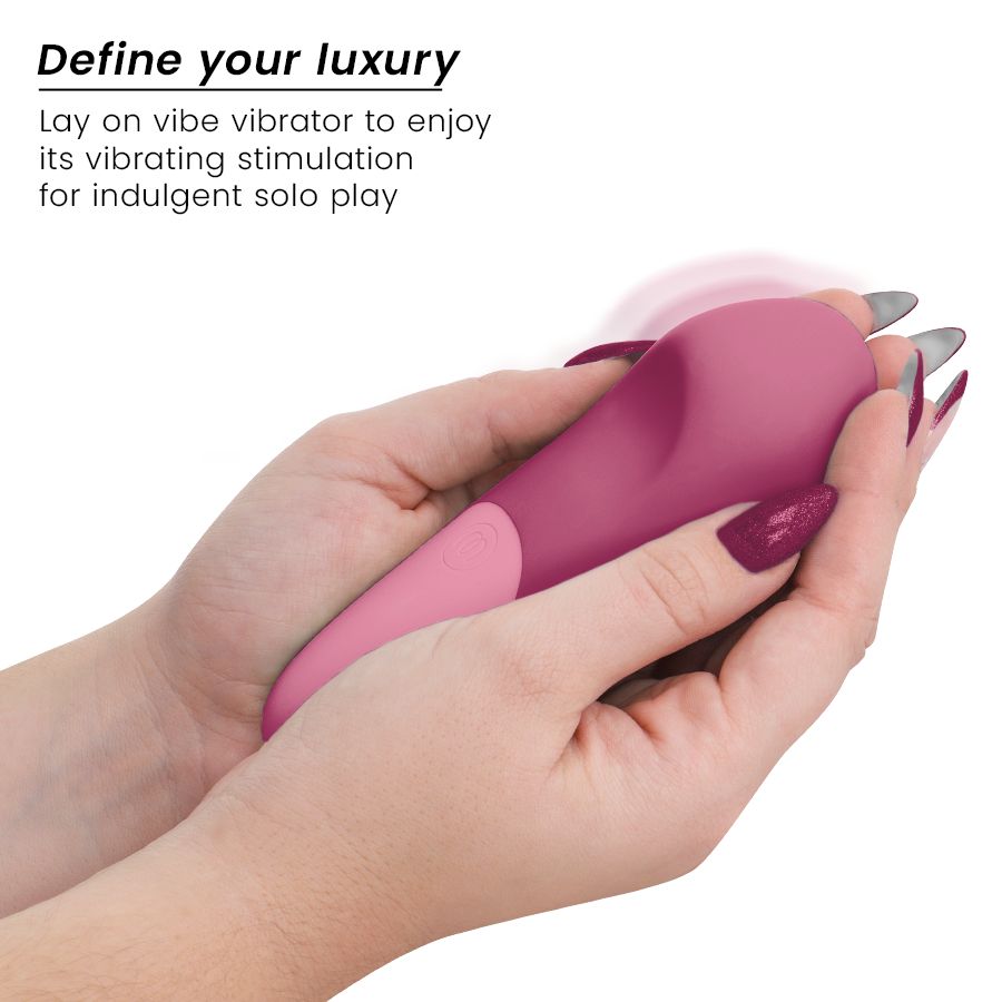 Hände halten einen rosa Vibrator. Text: Define your luxury. Vibrator in Händen, zweifarbig, ergonomisch geformt.