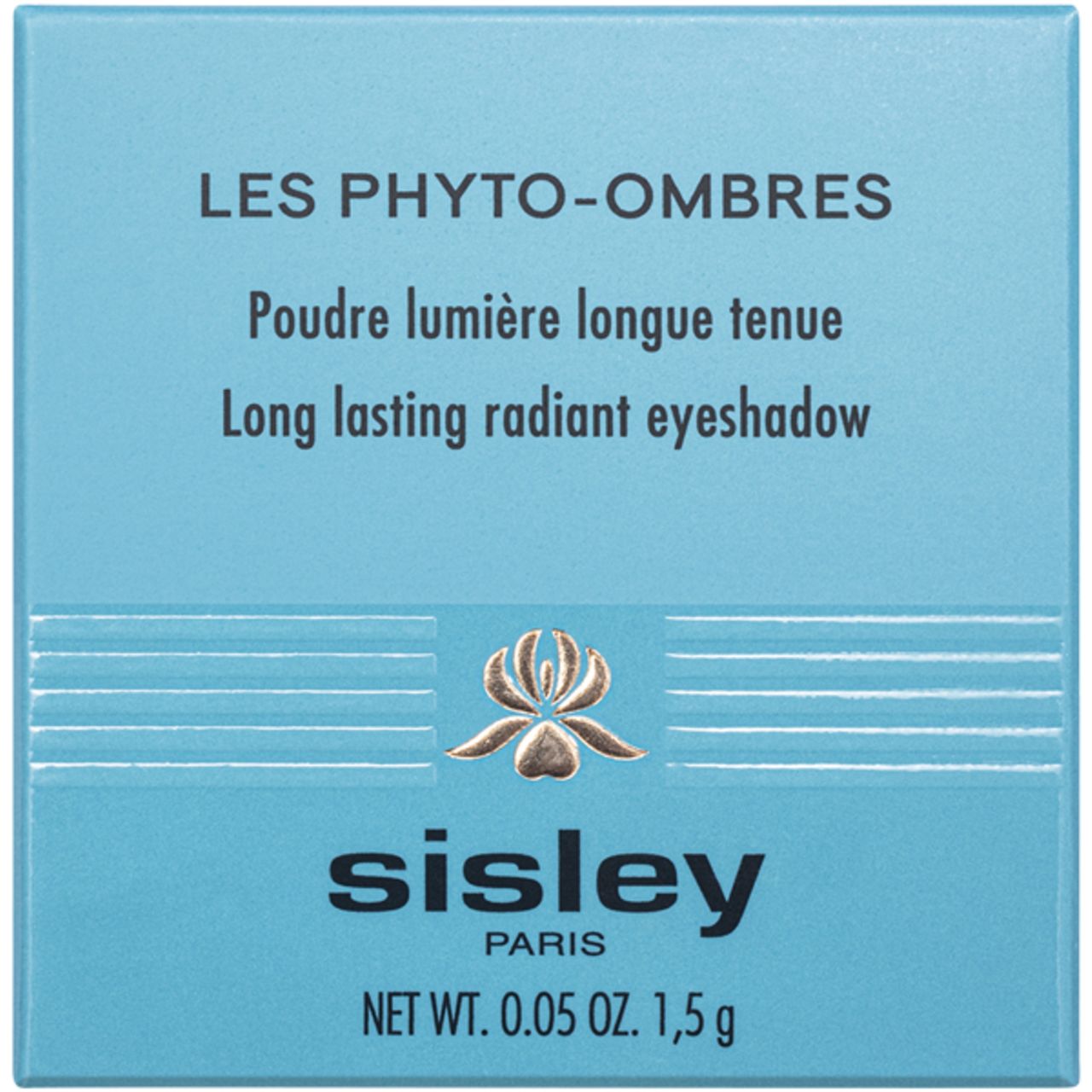 Quadratische, hellblaue Sisley-Verpackung mit Text: Les Phyto-Ombres, Poudre lumière longue tenue, Sisley Paris, 1,5 g.