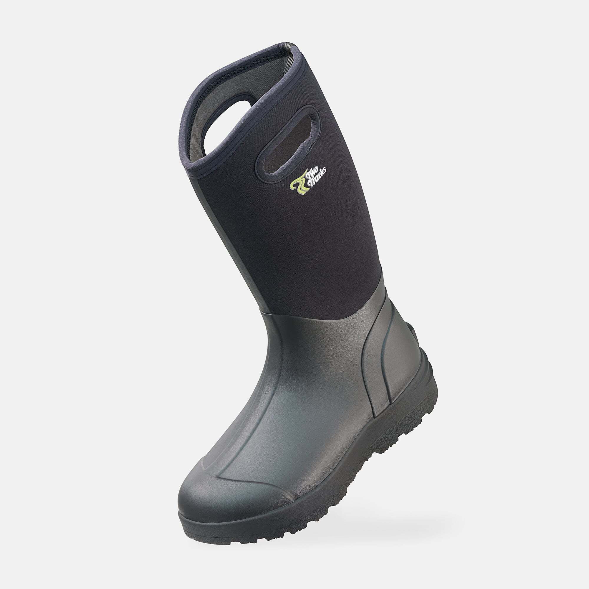 Schwarzer Stiefel, breite Passform. Stiefel von der Seite, mit Grifföffnung. Logo auf dem Schaft.