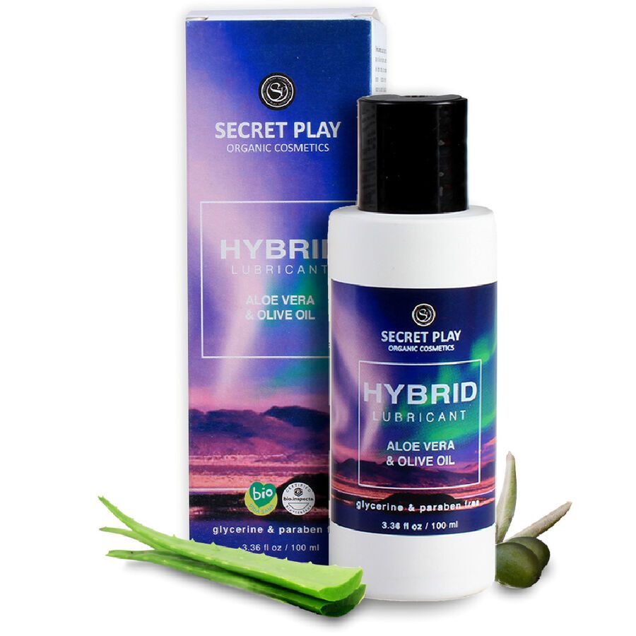 Flasche und Karton von Secret Play Hybrid Lubricant. Aloe Vera & Olivenöl. Mit Bio-Siegel. Flasche mit schwarzem Deckel, Aloe-Blatt und Olivenzweig.