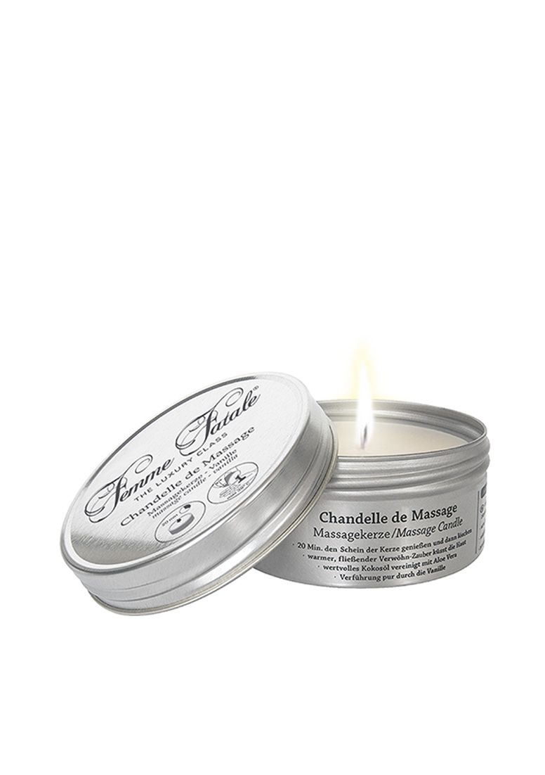 Massagekerze in silberfarbener Dose mit Deckel. Aufschrift: Femme Fatale, Chandelle de Massage. Kerze brennt.