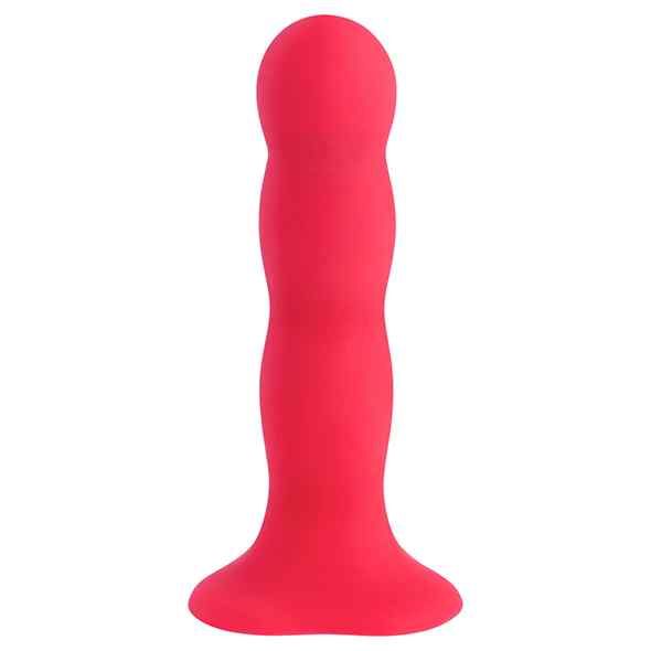 Roter Dildo mit gerader Form. Breiter Fuß, sich verjüngender Schaft, abgerundete Spitze. Auf weißem Hintergrund.