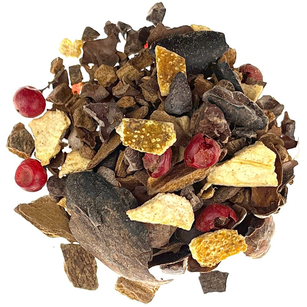 Verschiedene getrocknete Zutaten, darunter rote Beeren, braune Stücke und gelbe Stücke. Draufsicht.