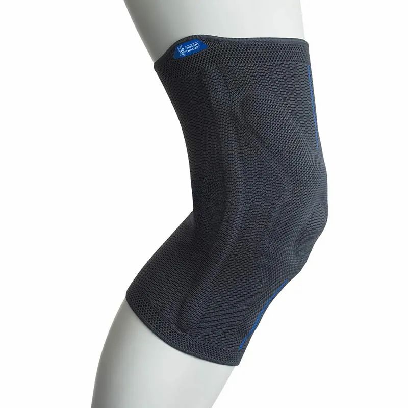 Kniebandage, grau, auf Beinmodell. Blaues Logo. Gestricktes Material, anatomische Form.
