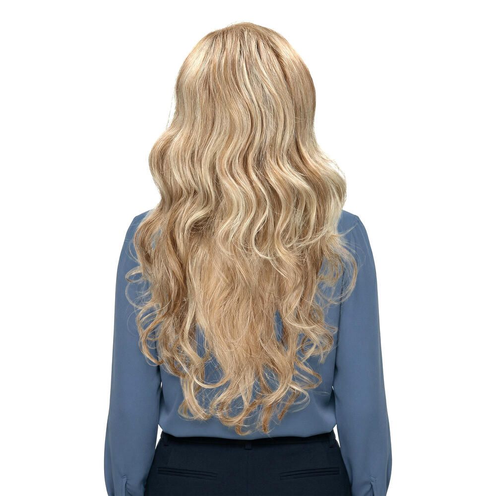 Rückansicht einer blondgelockten Perücke. Die Frau trägt ein blaues Oberteil. Das Haar ist schulterlang.