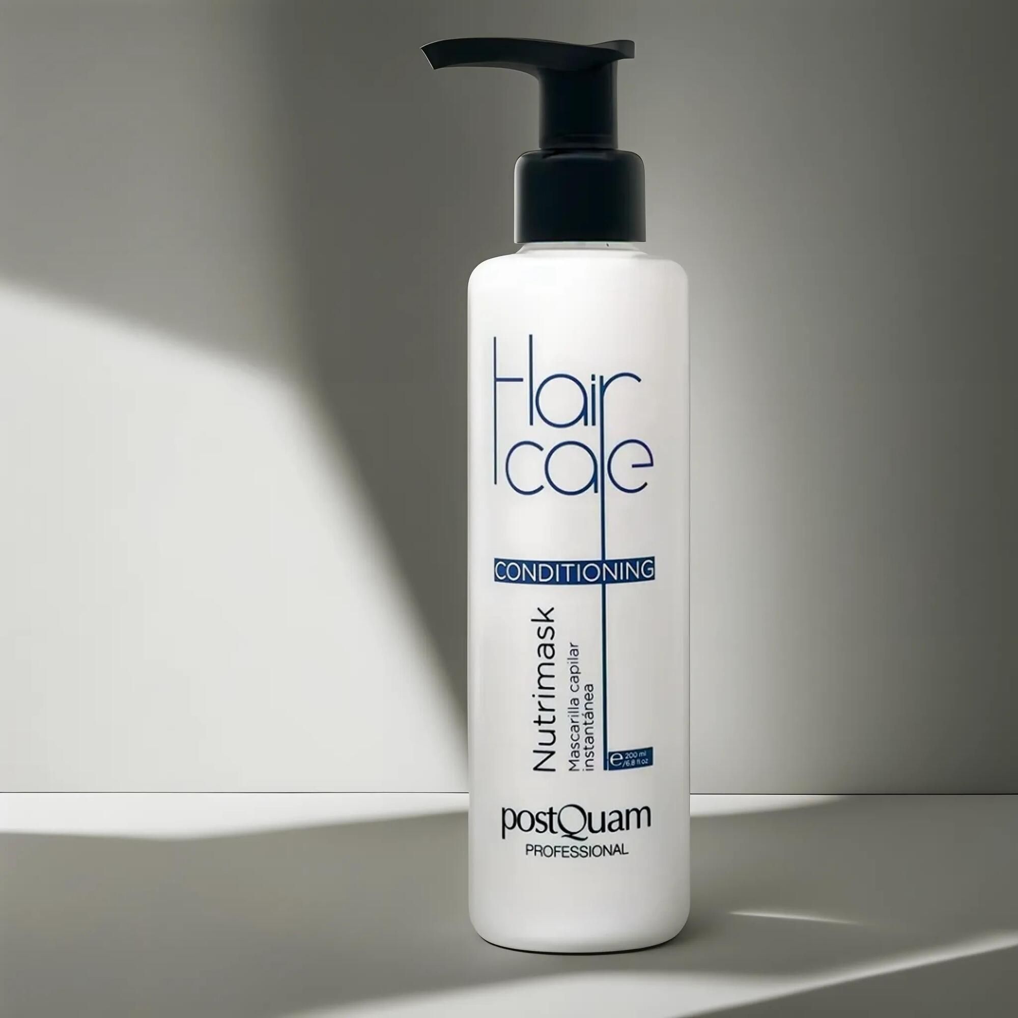 Weiße Flasche mit schwarzem Pumpkopf. Aufschrift 'Hair Care Conditioning' und 'Nutrimask' von Postquam.