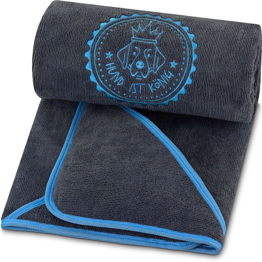 Graues Hundehandtuch mit blauem Rand und Logo. Gerollt und teilweise ausgebreitet.