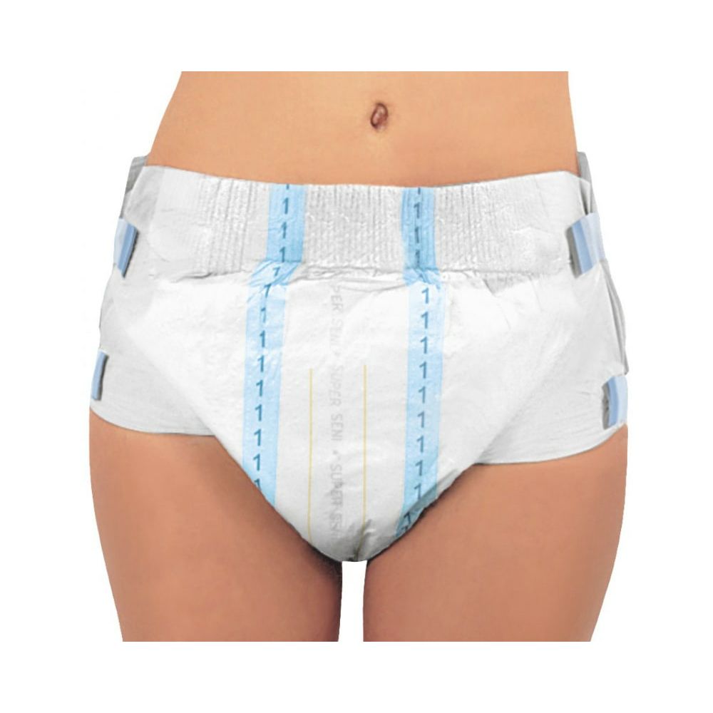 Person trägt einen Super Seni Inkontinenzslip. Weiß mit blauen Streifen und Klettverschlüssen an den Seiten.