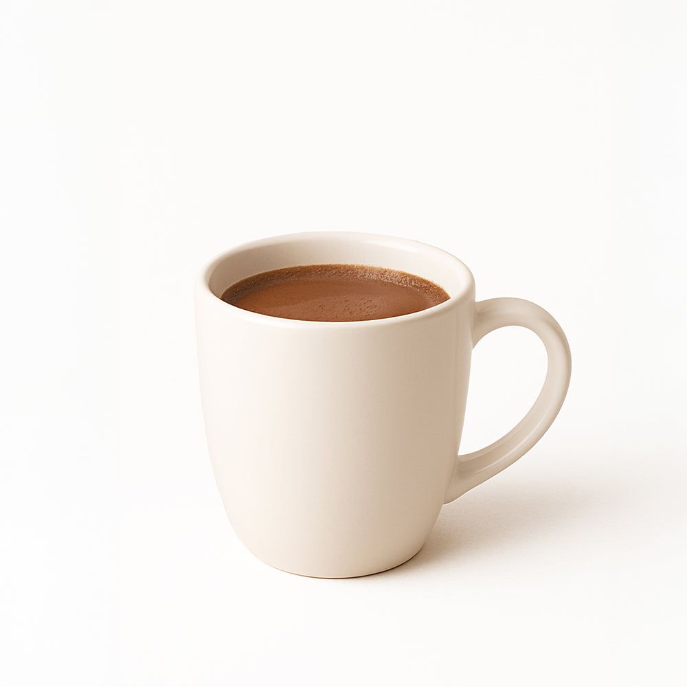 Becher mit braunem Getränk. Weißer Becher mit Henkel, gefüllt mit brauner Flüssigkeit. Auf weißem Hintergrund.