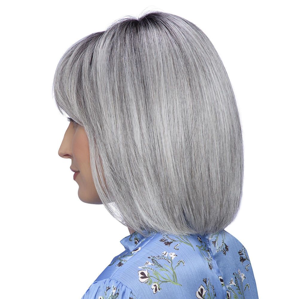 Perücke Athen von DELUXE. Graue Bob-Frisur mit Pony, Seitenansicht. Die Frau trägt ein blaues Oberteil.