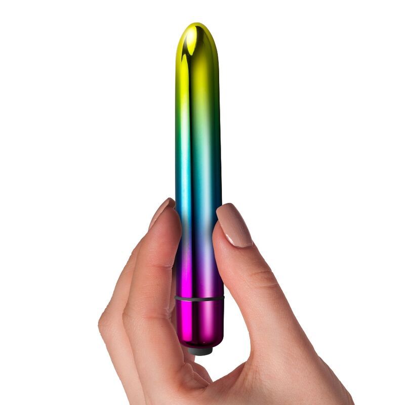 Hand hält einen zylindrischen Vibrator in Regenbogenfarben. Sichtbare Form und Farbe.