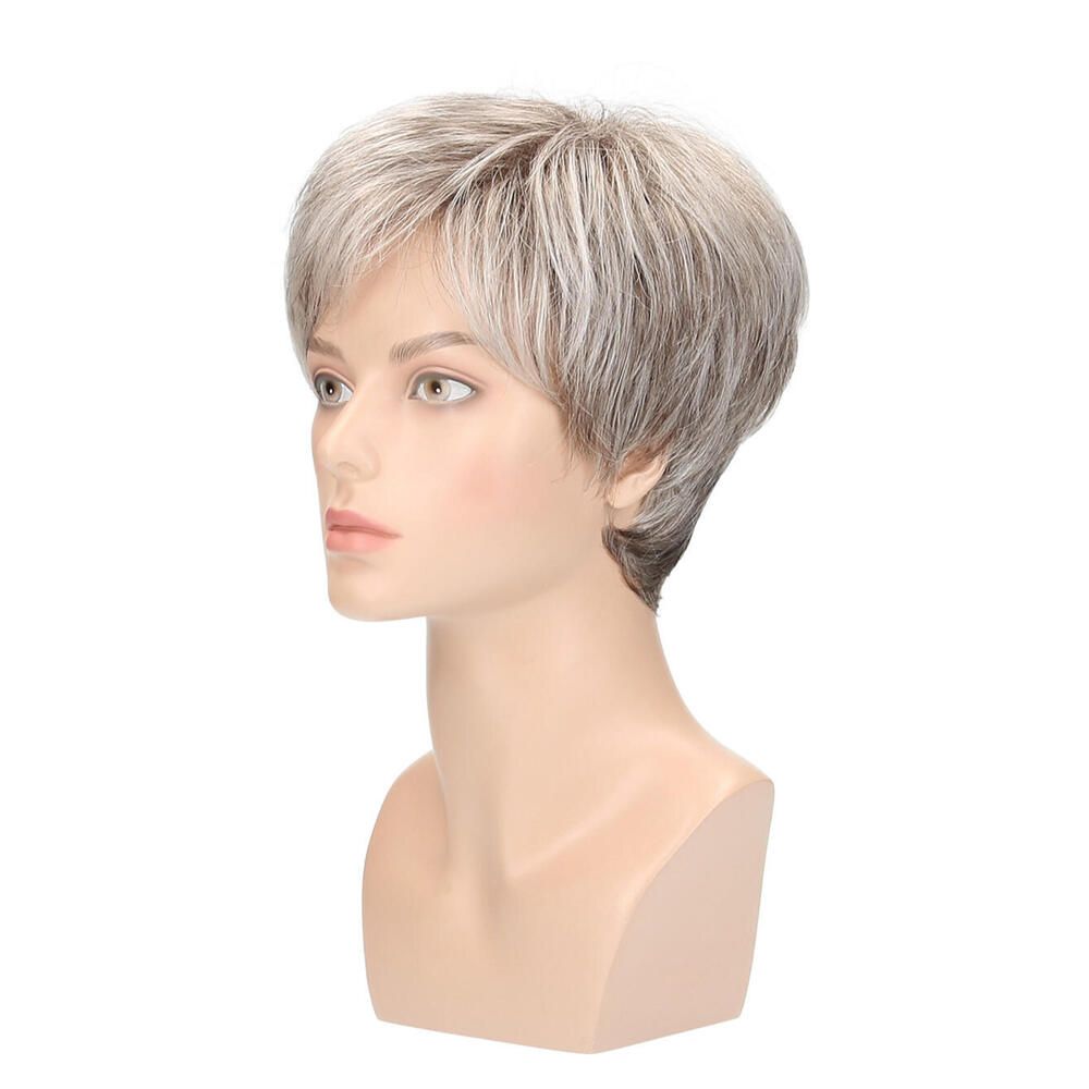 Perücke auf einem Schaufensterkopf. Kurzer, grauer Haarschnitt mit Pony. Seitenansicht.