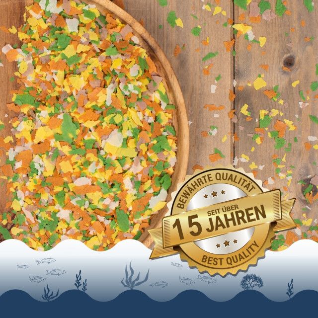Flocken in Holzschale. Goldene Plakette: Bewährte Qualität, seit über 15 Jahren, Best Quality. Wasser-Hintergrund.