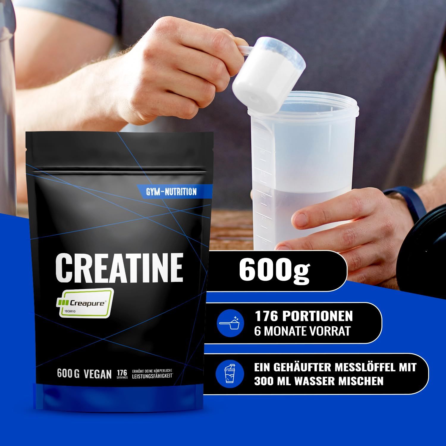 Person mischt Pulver mit Messlöffel in Shaker. Schwarze Verpackung mit CREATINE. 600g, 176 Portionen, 6 Monate Vorrat.