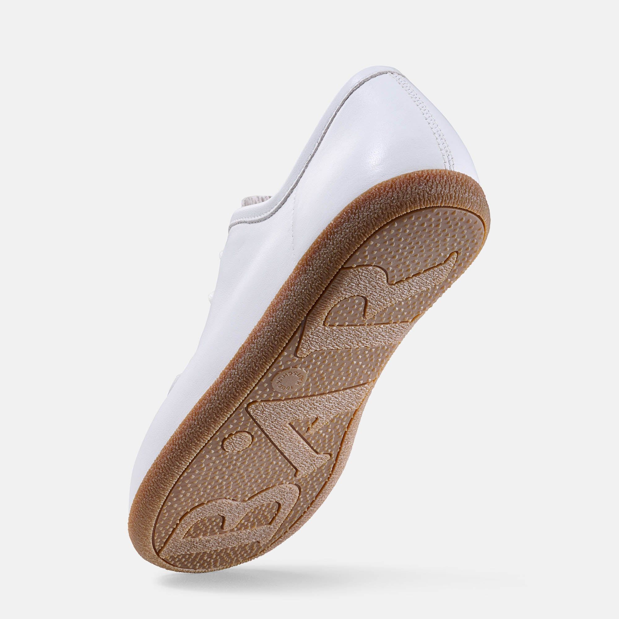 Schuhsohle, braun, mit BAR-Logo. Weißes Leder. Breiter Schnitt.