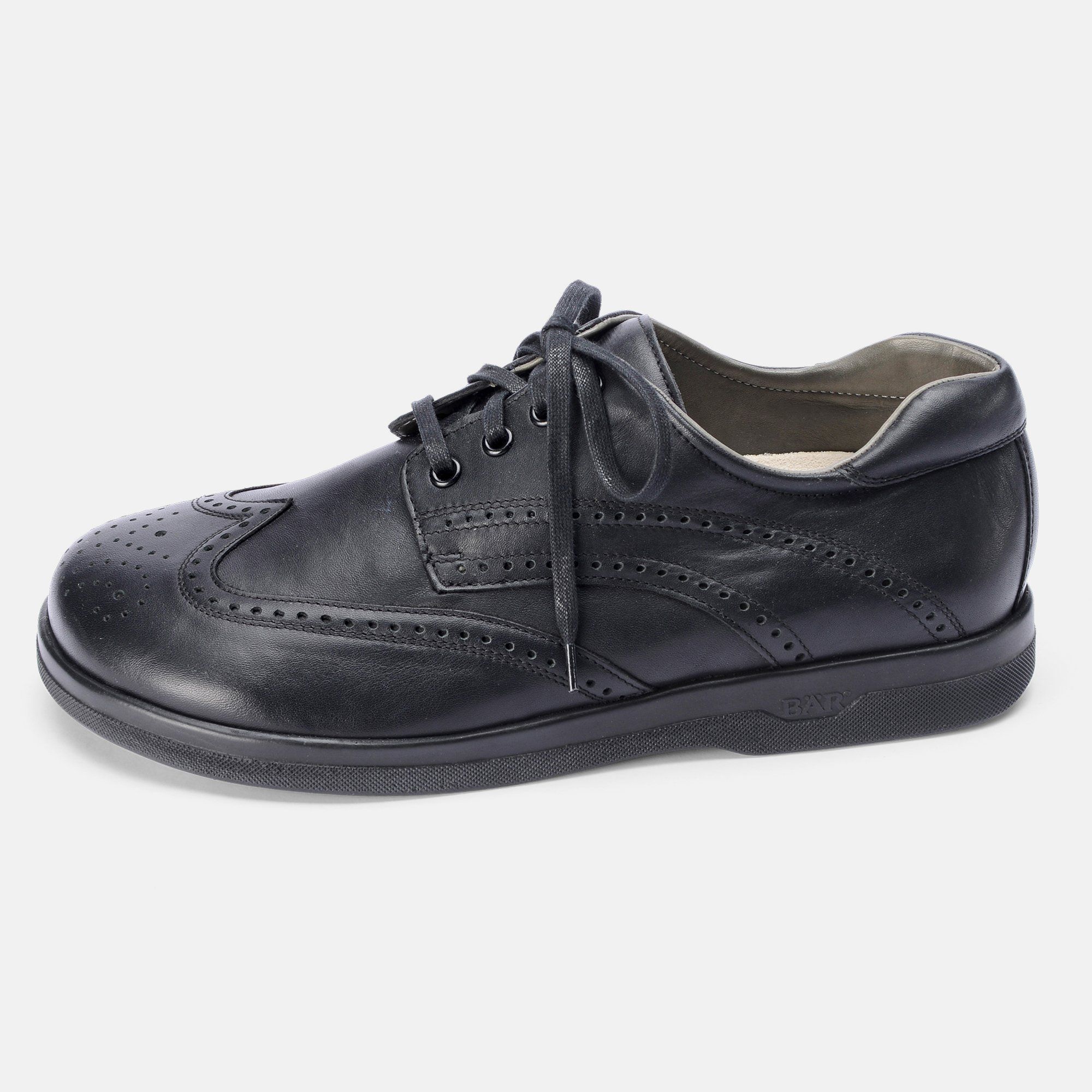 Schwarzer Schnürschuh mit Lochmuster. Breite Passform. Seitenansicht.