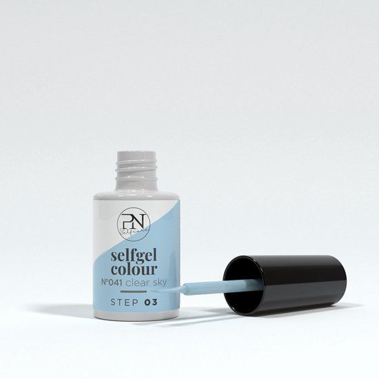 Flasche PN Selfgel Vernis Semi-Permanent, N41 Clear Sky. Pinsel liegt daneben. Schwarzer Deckel, hellblauer Farbton.