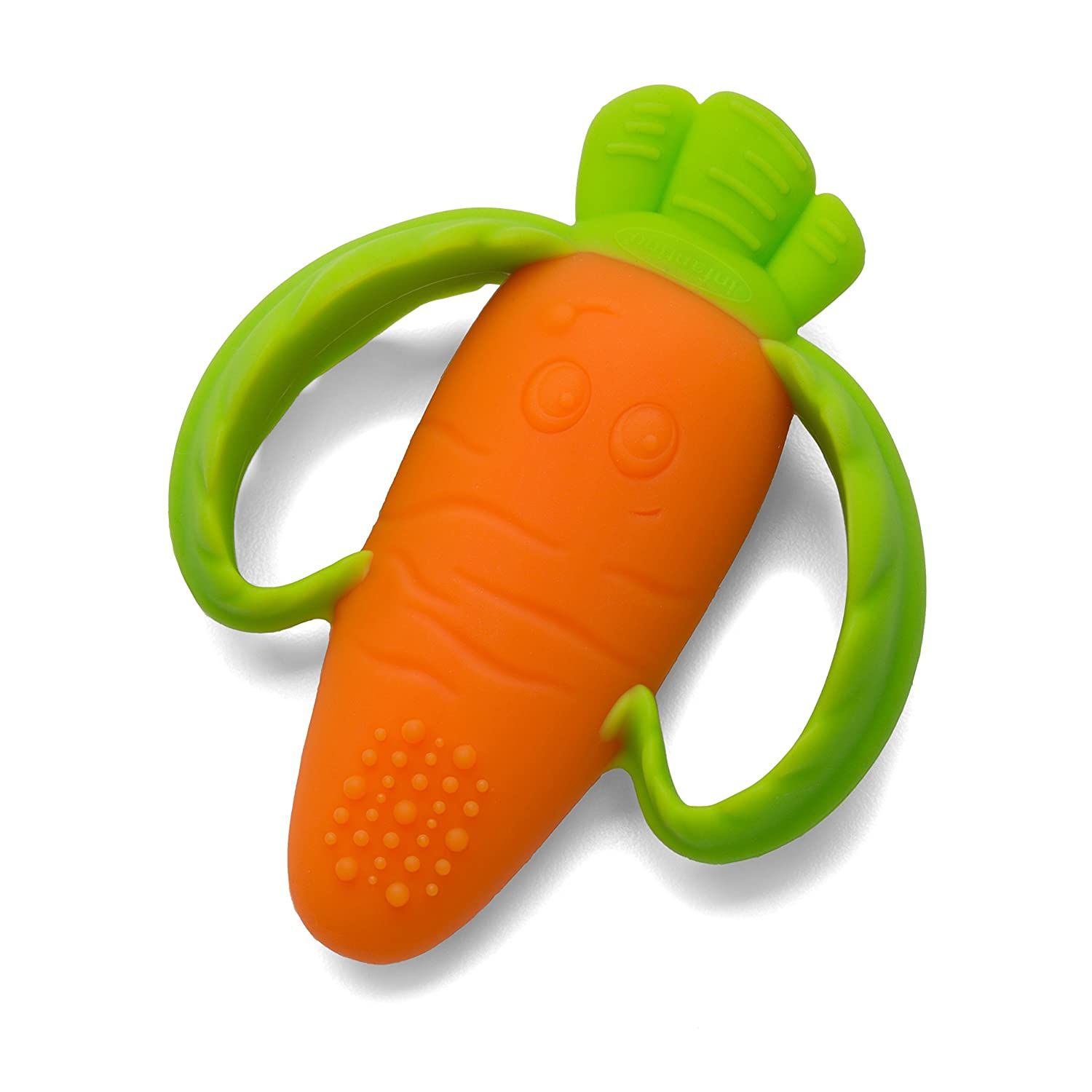 Karottenförmiger Beißring mit grünen Griffen. Orangefarbener Körper mit erhabenen Punkten und Gesichtszügen. Aus Silikon.