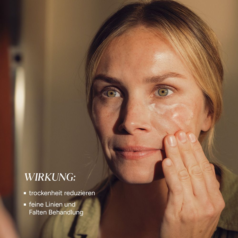 Frau berührt Gesicht mit Creme. Text: trockene Haut reduzieren, feine Linien und Falten behandeln.
