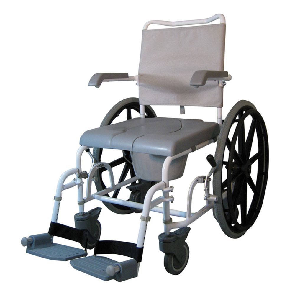 Dusch-Toilettenrollstuhl. Graue Sitzfläche, Rückenlehne und Armlehnen. Schwarze Räder. Fußstützen mit Gurten. Weißes Gestell.