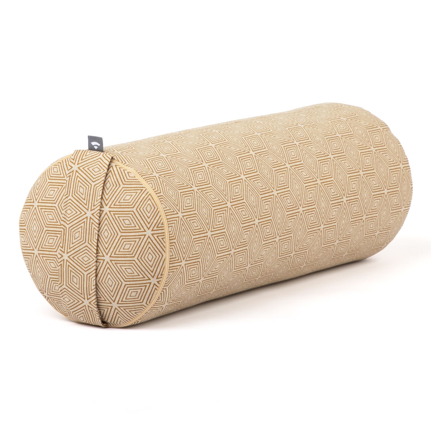 Beige Yoga-Bolster mit geometrischem Muster. Kleines Label. Auf weißem Hintergrund.