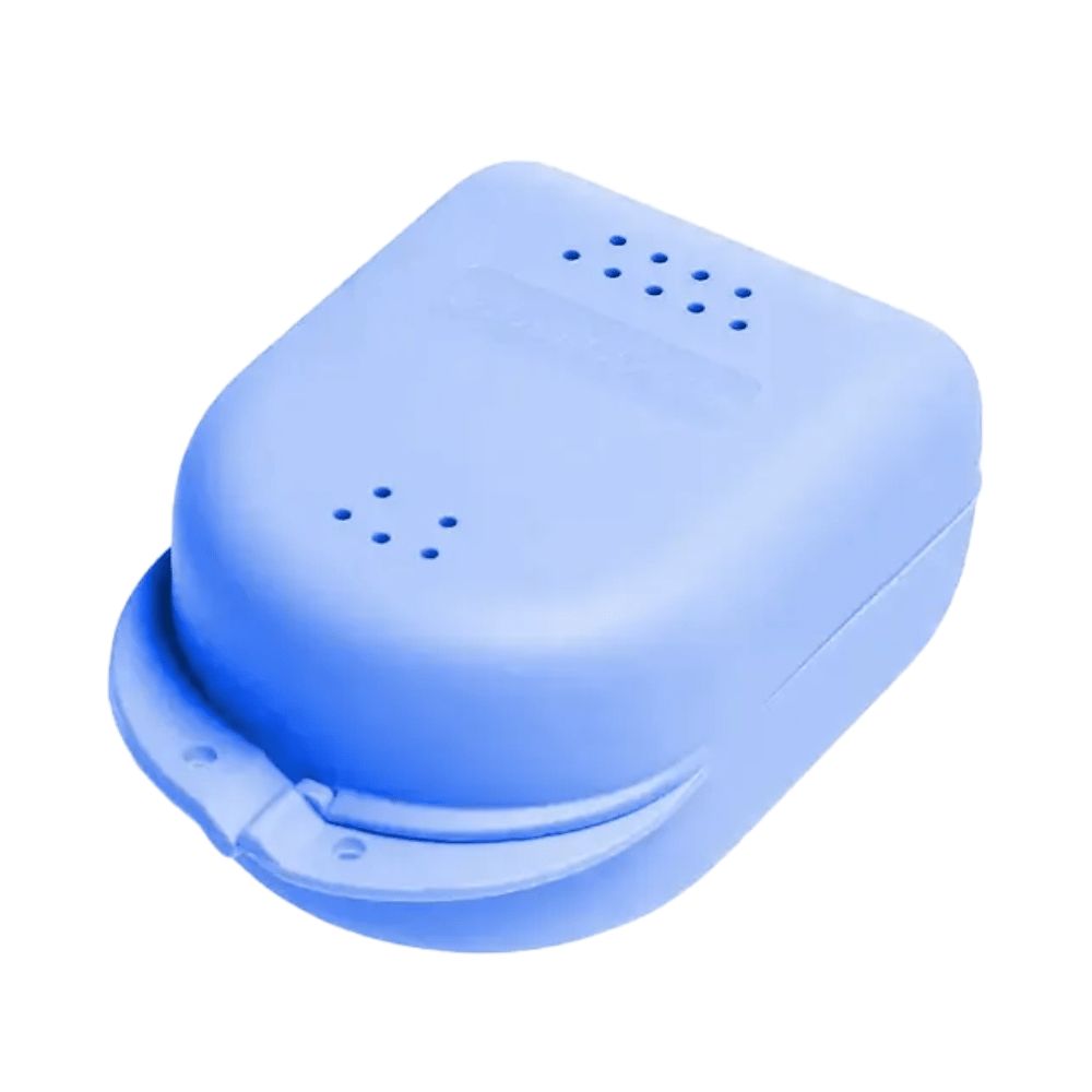 Hellblaue Zahnspangenbox mit abgerundeten Ecken und Belüftungslöchern. Deckel mit Scharnier und Verschluss.