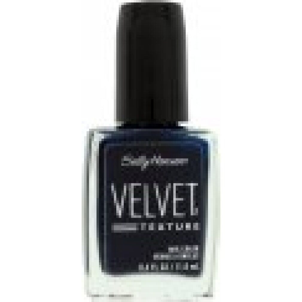 Nahaufnahme einer Nagellackflasche mit schwarzem Deckel. Aufschrift 'Velvet Texture' und 'Sally Hansen'. Dunkelblaue Farbe.