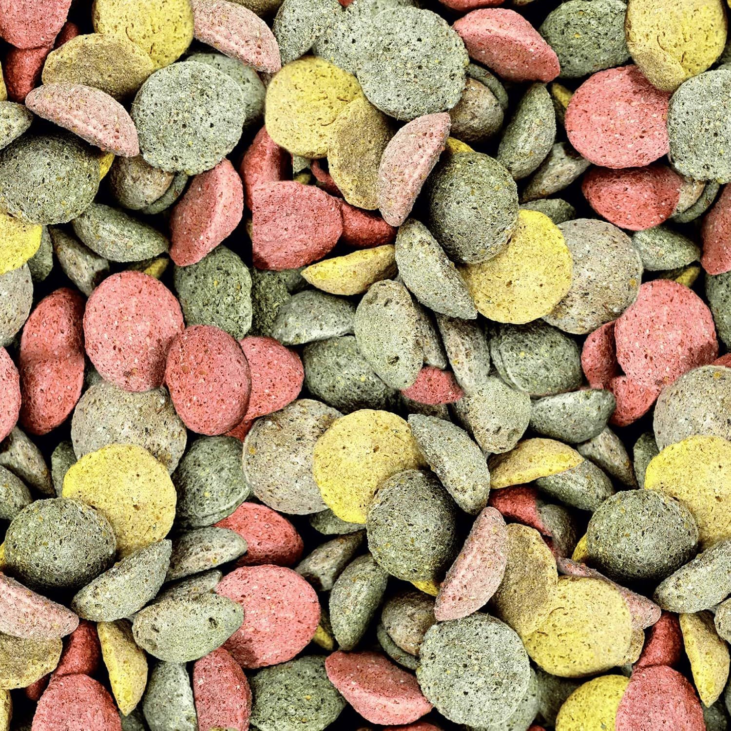 Verschiedenfarbige, runde Leckerlis. Farben: gelb, grün, rot. Viele Leckerlis liegen dicht aneinander.