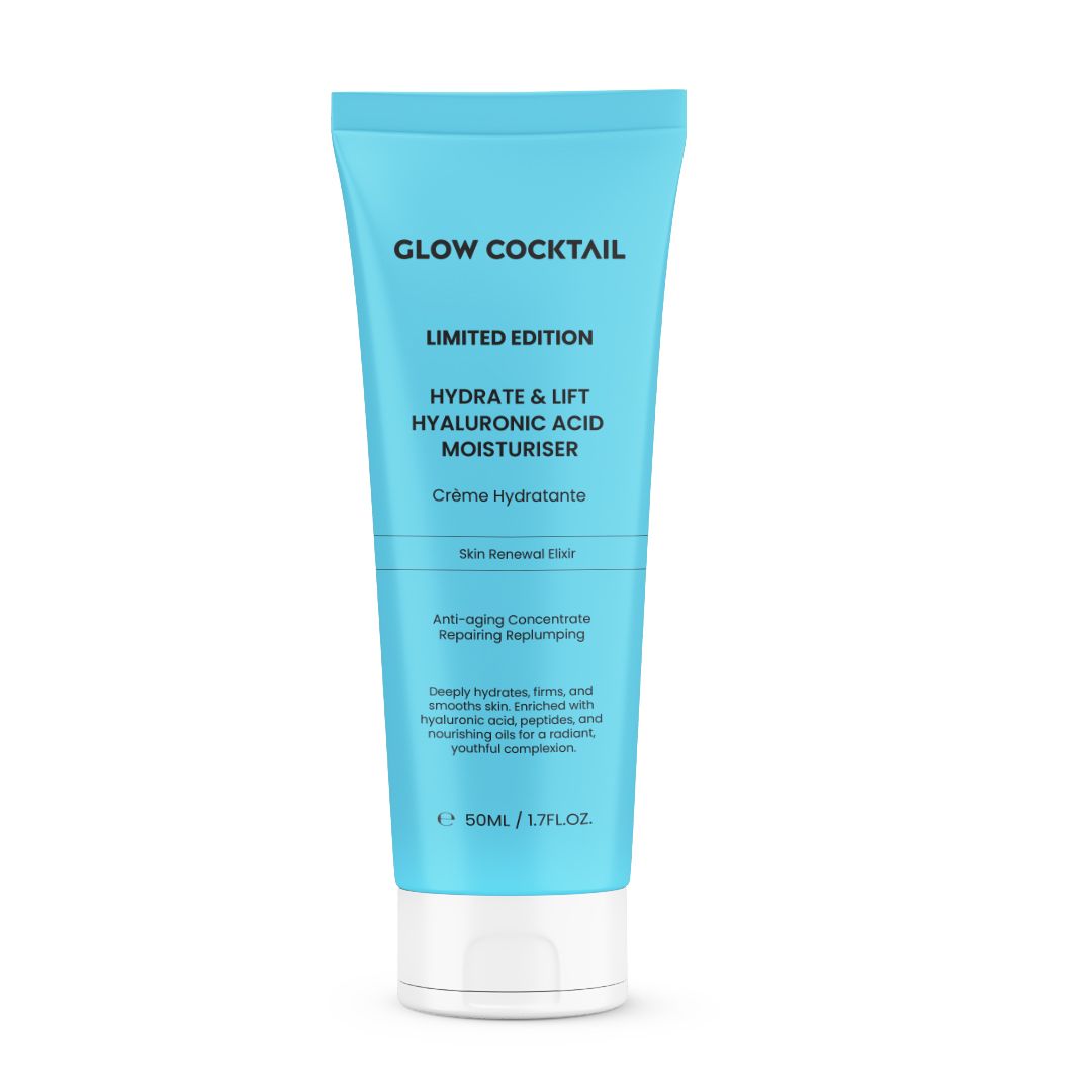 Eine hellblaue Tube mit "Glow Cocktail Hydrate & Lift Hyaluronic Acid Moisturiser" Aufschrift auf weißem Hintergrund.