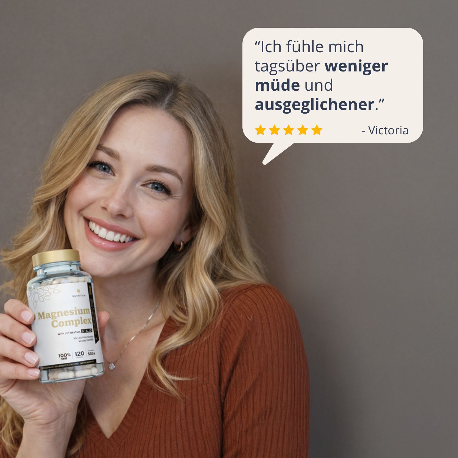 Frau mit Golden Tree Magnesium Complex Flasche, Zitat: 'weniger müde und ausgeglichener'.