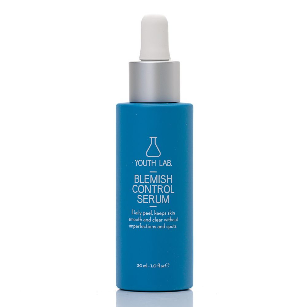 Blaue Flasche mit weißer Pipette. Aufschrift: YOUTH LAB Blemish Control Serum. Text: Daily peel, keeps skin smooth and clear without imperfections and spots.