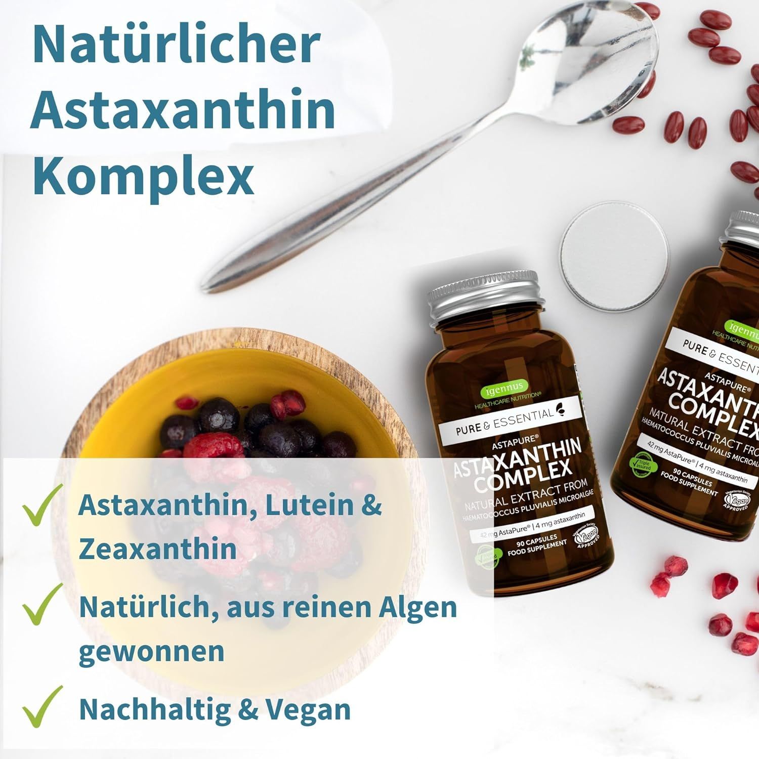 Due flaconi di Astaxanthin Complex accanto a una ciotola di bacche. Testo: Astaxantina, luteina e zeaxantina, naturale, vegano.