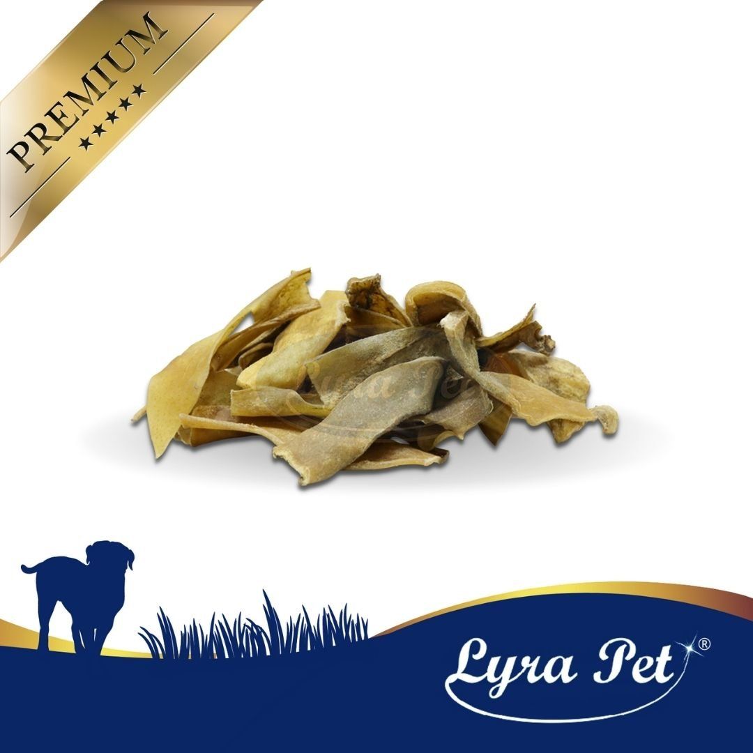 Haufen von Lyra Pet Rinderkopfhaut dunkel. Goldbraune, getrocknete Streifen. Logo Lyra Pet unten rechts.