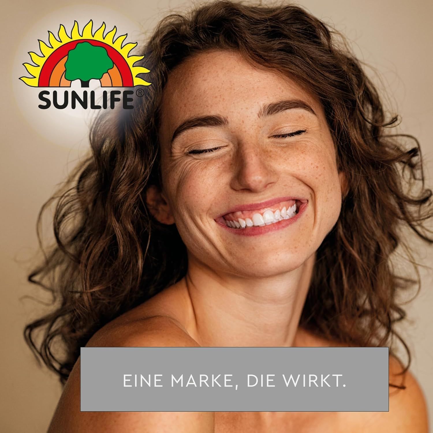 Lächelnde Frau. SUNLIFE Logo. Text: Eine Marke, die wirkt.