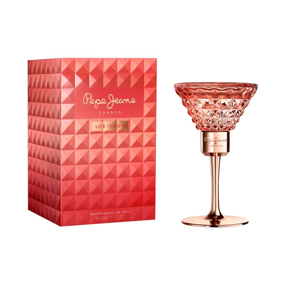 Parfumflakon in Martiniglasform neben einer rosafarbenen Verpackungsbox mit geometrischem Muster.