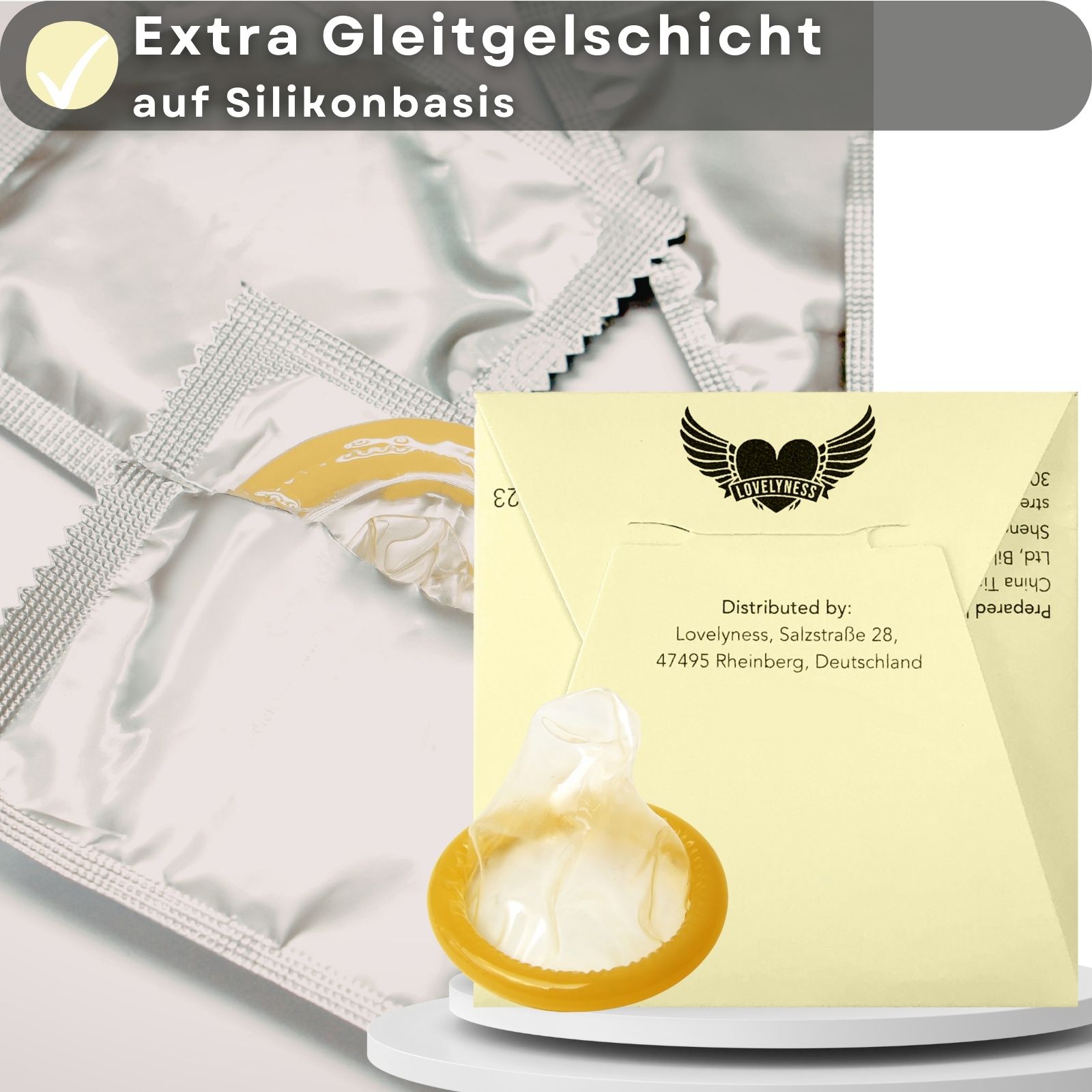 Kondomverpackung mit Text: Einzeln verpackt, für maximale Sicherheit unterwegs. Kondomverpackung mit Logo und Banane.