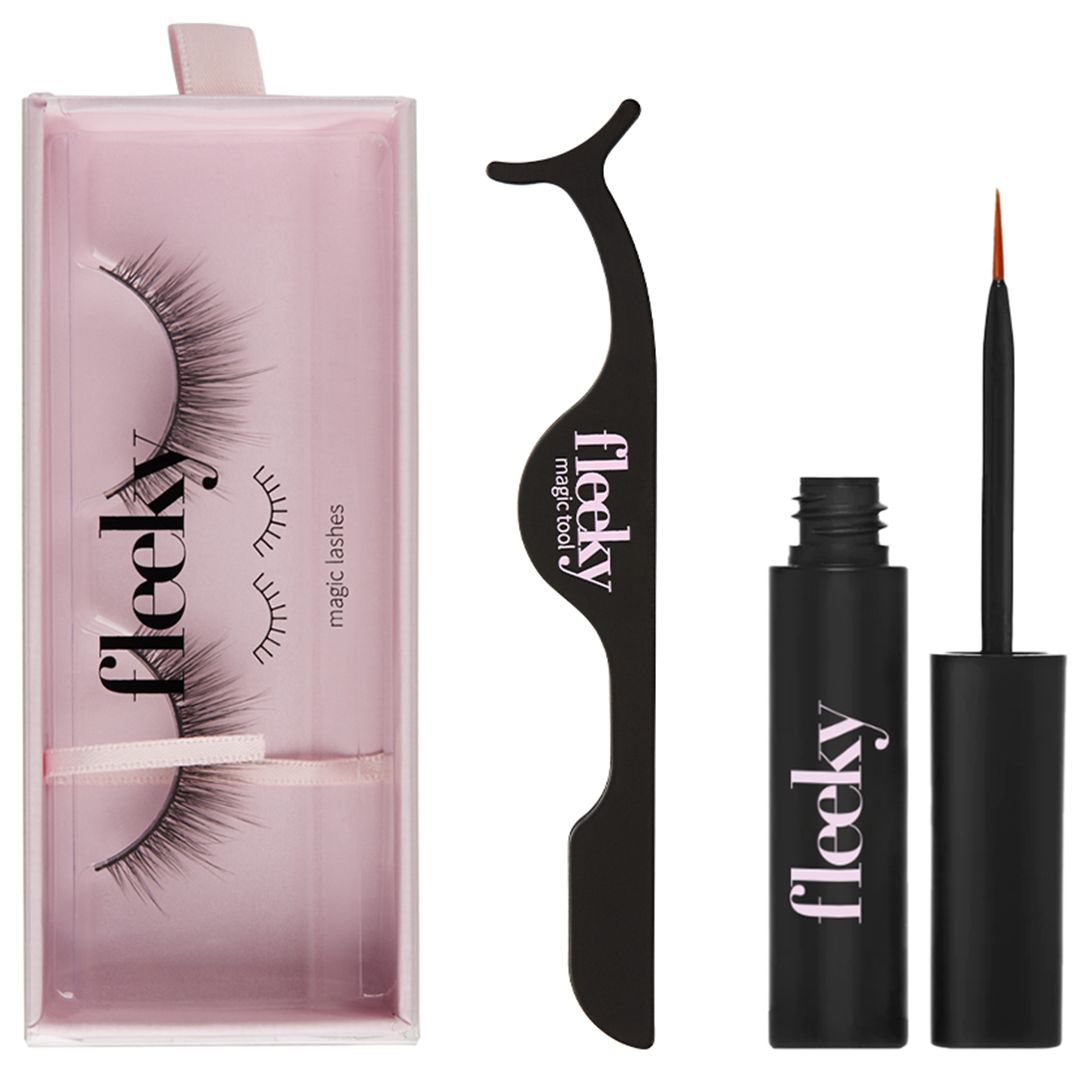 Kunstwimpern-Set mit Kleber und Applikator. Schwarze Wimpern in transparenter Verpackung. Applikator und Kleberflasche mit Logo.
