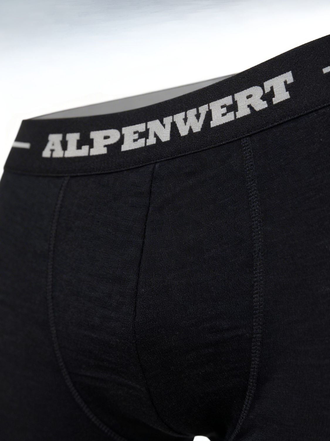 Schwarze Herren-Boxershorts aus Merinowolle mit ALPENWERT-Bund.