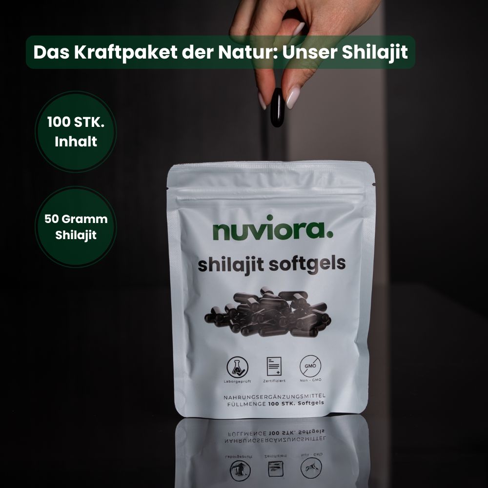 Beutel mit Shilajit Softgels. Hand hält eine Kapsel. Text: NUVIORA, Shilajit Softgels, 100 Stk. Inhalt, 50 Gramm Shilajit.