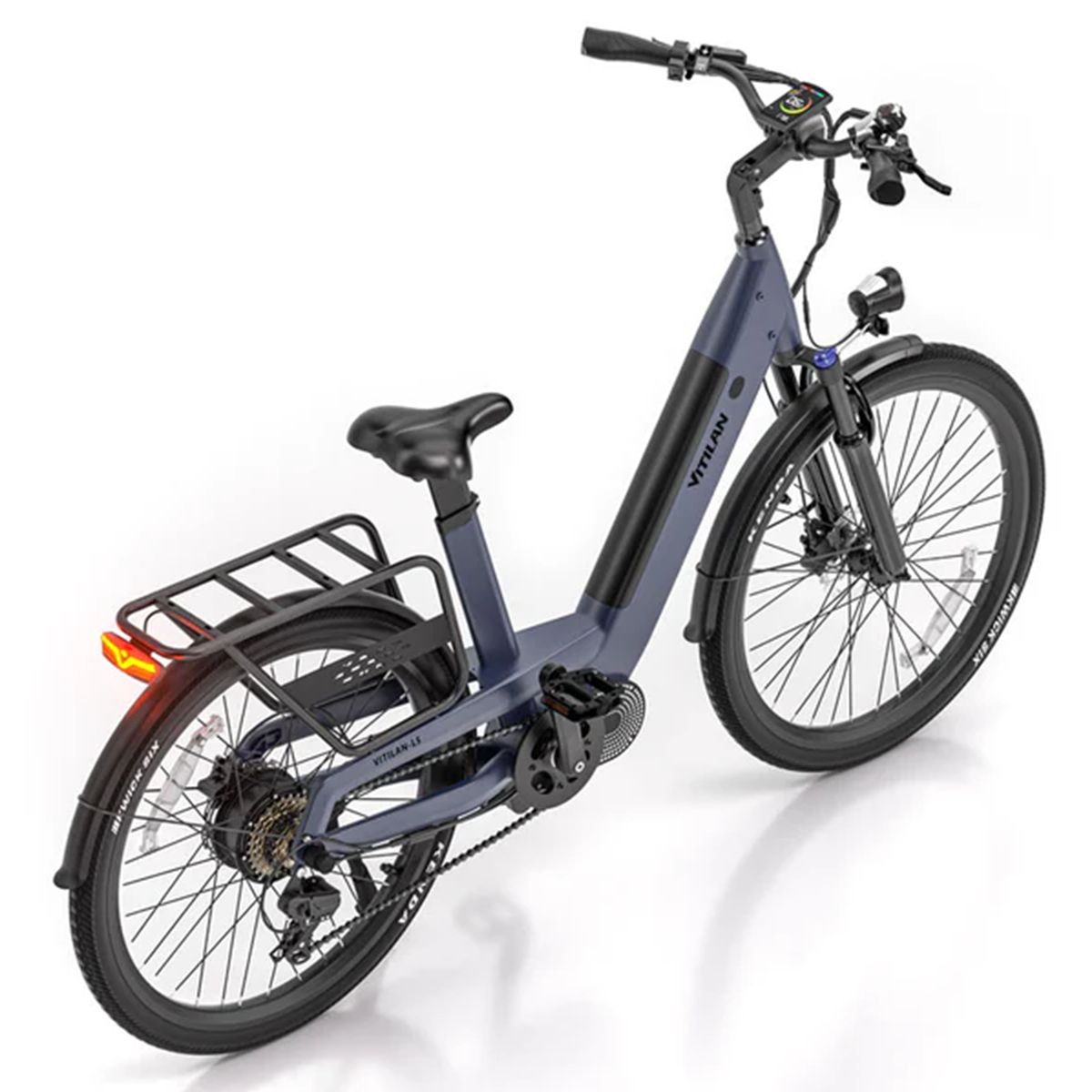 Blaues Elektrofahrrad Vitilan L5 mit Rücklicht und Gepäckträger. Marke und Kenda-Reifen sichtbar.