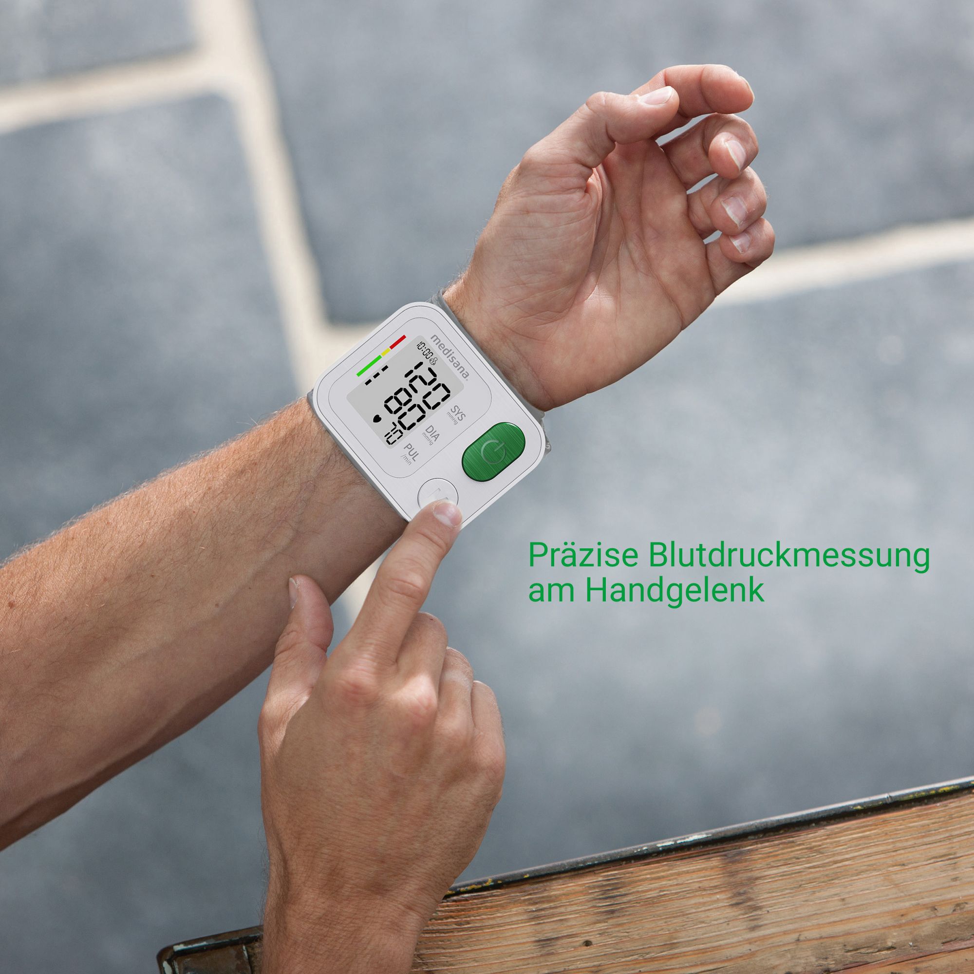 Mann mit Medisana Handgelenk-Blutdruckmessgerät, präzise Messung.