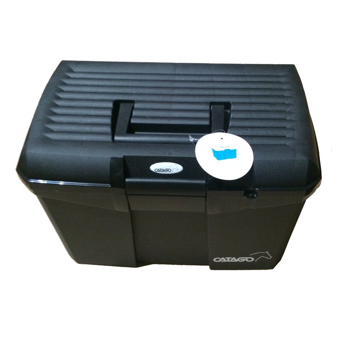 Schwarze Putzbox mit Griff und CATAGO-Logo. Deckel mit Rillenstruktur. Anhänger mit Logo.