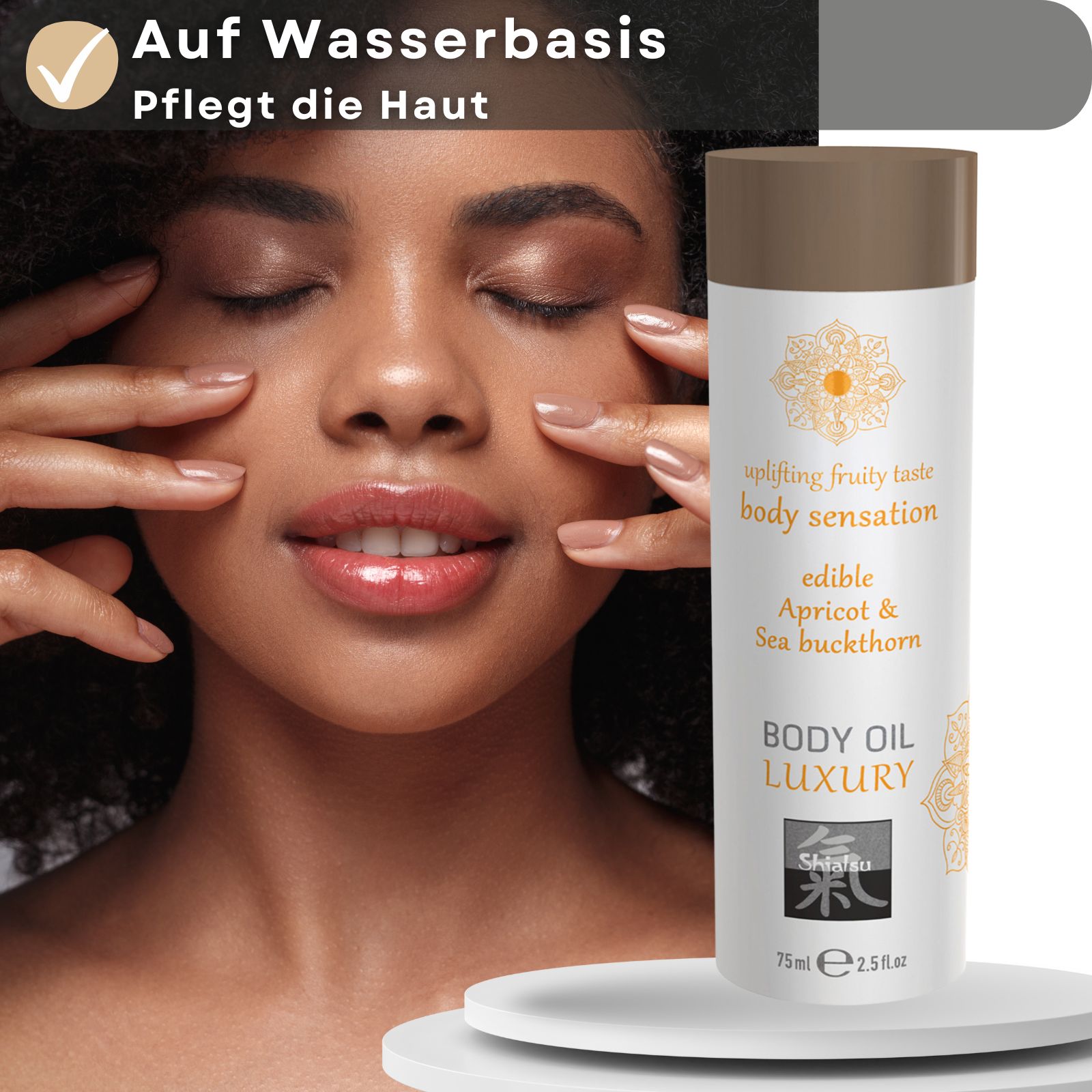 Frau mit geschlossenen Augen. Flasche: "Body Oil Luxury", "edible Apricot & Sea buckthorn". Text: "Auf Wasserbasis, pflegt die Haut".